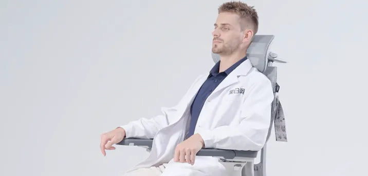 Sitter leaning back against the HBADA E3 headrest, from HBADA's usage guide video
